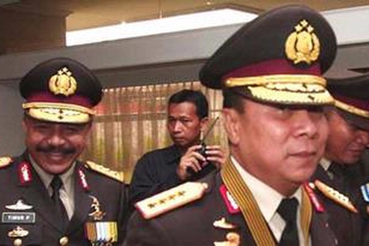 Calon Kapolri Komjen Timur Pradopo berjalan di belakang Kapolri Jenderal Bambang Hendarso Danuri.