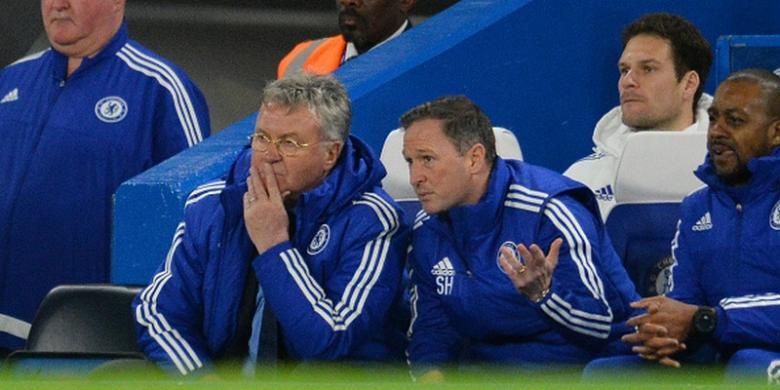 Manajer Guus Hiddink tengah berdiskusi dengan asistennya, Steve Holland, saat Chelsea menjamu Watford, Sabtu (26/12/2015). 