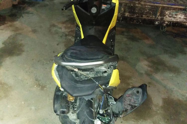 Motor N Max milik Vandi Ismail (19) warga Desa Selopura Kabupaten Ngawi yang mengalami kerusakan pada bagian belakang. KOrban diseruduk mobil Ayla ketika berhenti di lampu mera