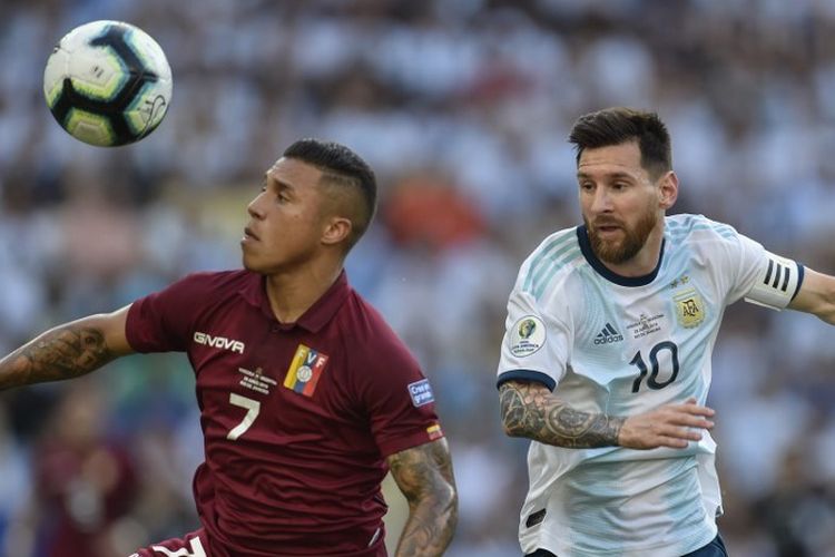 Darwin Machis berebutan bola dengan Lionel Messi pada pertandingan Venezuela vs Argentina dalam babak perempat final Copa America 2019 di Stadion Maracana, 28 Juni 2019. 