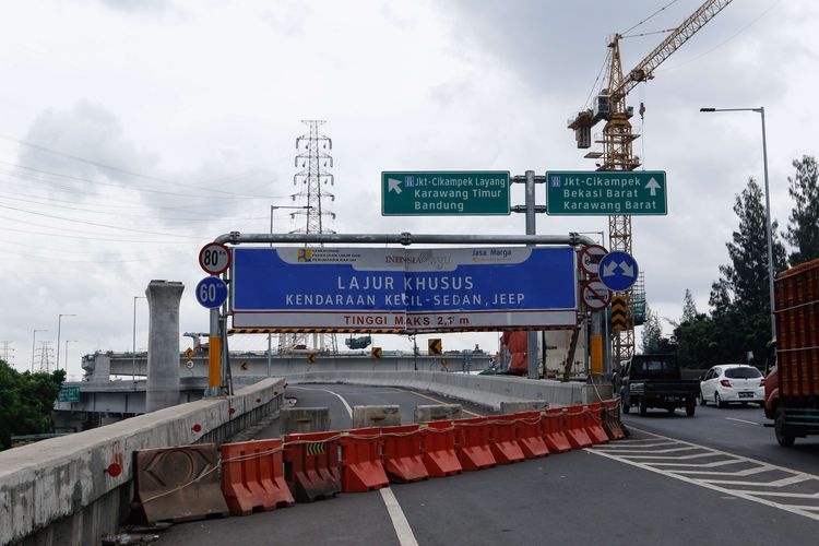 Pintu masuk Tol Layang Jakarta - Cikampek diberi barikade setelah penutupan sementara,  Jumat (24/4/2020). Penutupan tol layang ini terkait pemberlakuan larangan mudik mulai mulai 24 April 2020 pukul 00.00 WIB untuk mencegah penyebaran Covid-19.