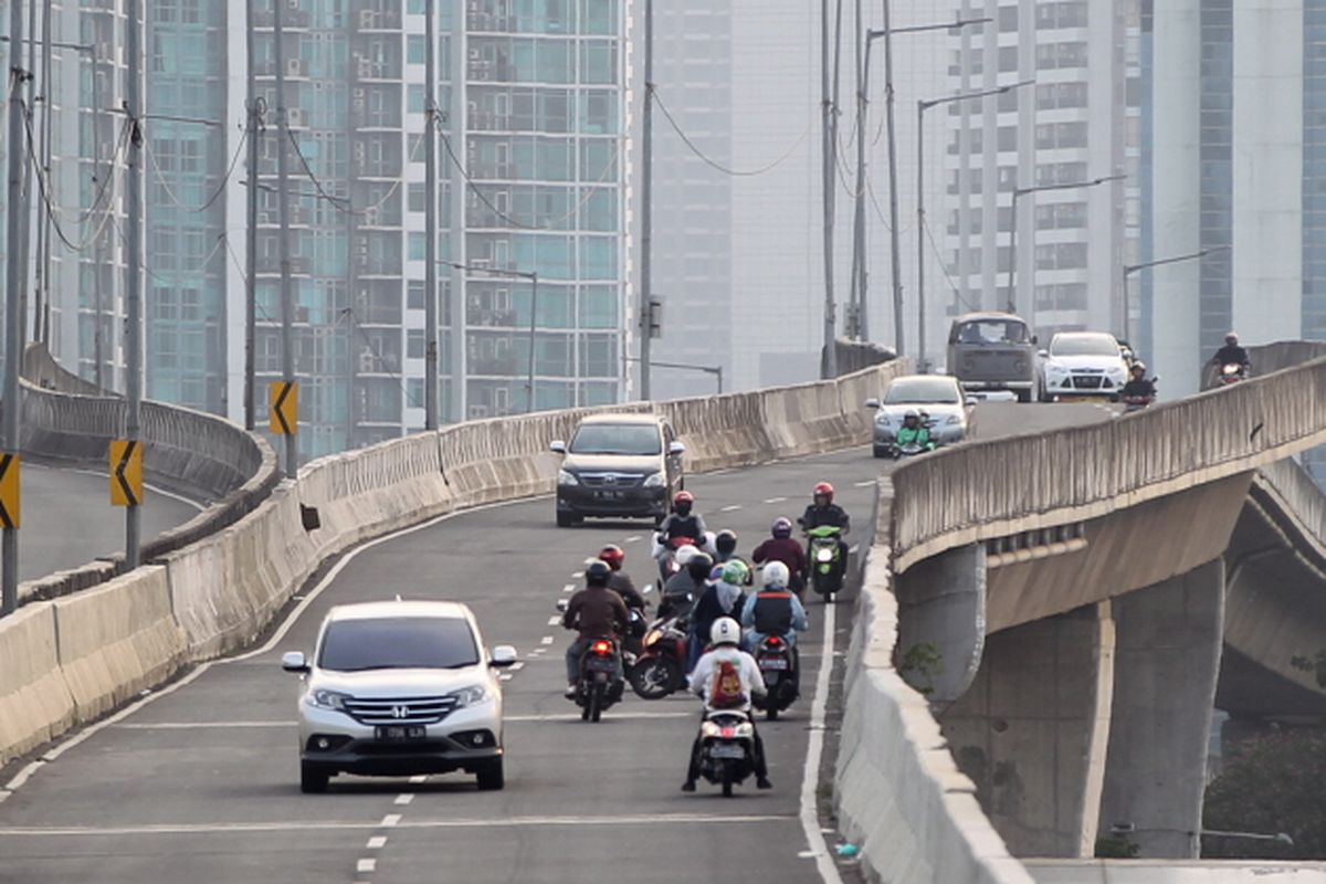 Pengendara sepeda motor nekat melawan arah saat berlangsung razia di jalan layang non tol (JLNT) Kampung Melayu-Tanah Abang, Jakarta, Selasa (25/7/2017). Pengendara motor masih nekat memasuki dan melintasi JLNT tersebut baik dari arah Tanah Abang maupun Kampung Melayu. KOMPAS IMAGES/KRISTIANTO PURNOMO