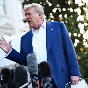 Presiden AS Donald Trump menghentikan seluruh pembicaraan dagang dengan Kanada. Keputusan ini dipicu kebijakan pajak layanan digital yang dinilai merugikan perusahaan teknologi AS.