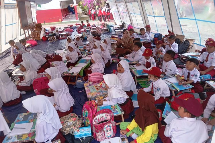 Ratusan murid SDN Sukatani, Cibeber, Kabupaten Cianjur, Jawa Barat, terpaksa belajar di tenda darurat, karena beberapa ruang kelas sekolah ini rusak diguncang gempabumi beberapa waktu lalu.