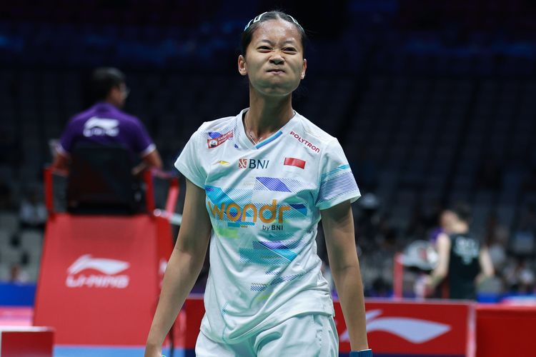 Ekspresi pebulu tangkis tunggal putri Indonesia, Putri Kusuma Wardani, kala turun dalam babak 32 besar China Masters 2025 di Shenzen Arena, Selasa (16/9/2025).