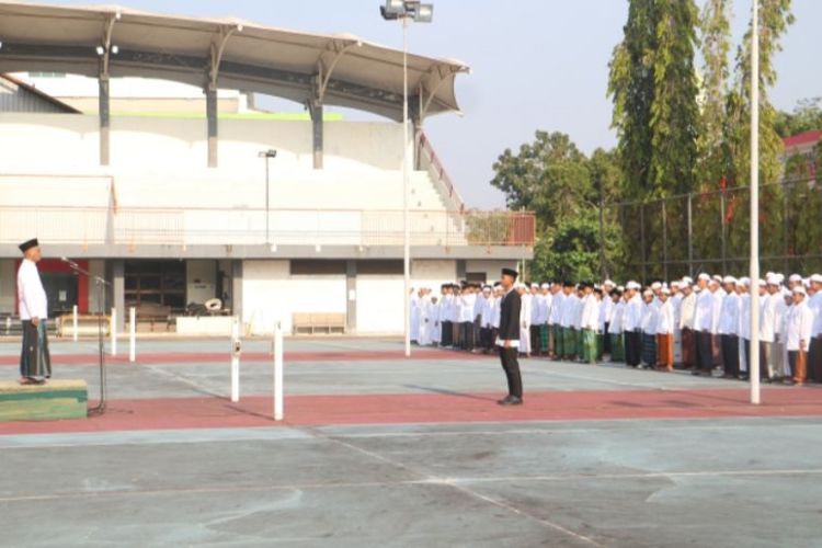 Suasana upacara peringatan Hari Santri Nasional 2023 yang digelar Pemkab Tala di Lapangan Tenis Pemuda Pelaihari, Kalimantan Selatan (Kalsel), Minggu (22/10/2023).