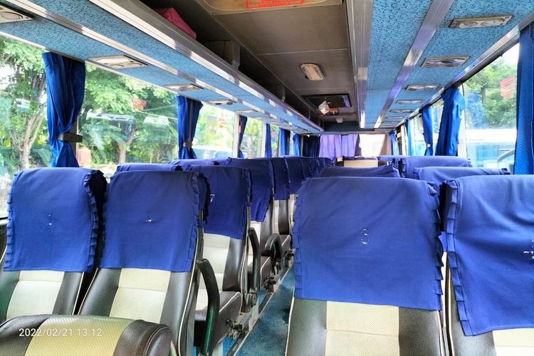 Bus DAMRI dengan rute Banyuwangi - Surabaya