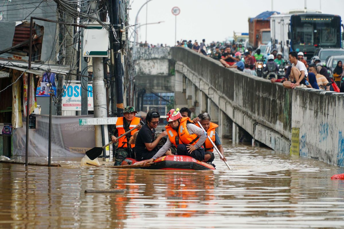 Petugas mengevakuasi sejumlah warga yang terjebak banjir di Kampung Cililitan Kecil, Cililitan, Jakarta Timur, Selasa (4/3/2025). Banjir disebabkan oleh meluapnya air Sungai Ciliwung setelah pada malam sebelumnya kawasan Jabodetabek diguyur hujan lebat.