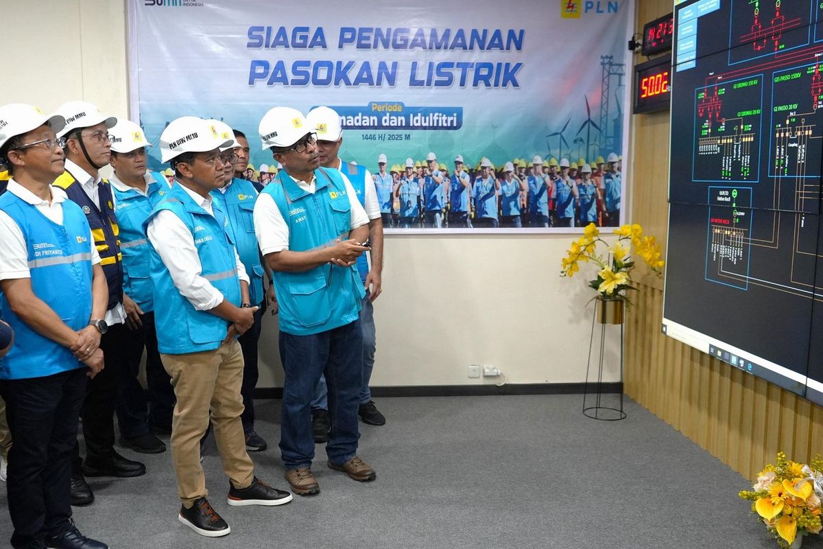 Menteri ESDM, Bahlil Lahadalia (kedua dari kanan) didampingi Direktur Distribusi PLN, Adi Priyanto (kedua dari kiri), dan Direktur Jenderal Ketenagalistrikan Kementerian ESDM, Jisman P. Hutajulu (kiri) menerima pemaparan dari General Manager PLN Unit Induk Wilayah Maluku dan Maluku Utara, Awat Tuhuloula (kanan) terkait kondisi kelistrikan saat momen libur Idulfitri 1446 H di Unit Pelaksana Penyaluran dan Pengatur Beban (UP3B) Maluku, Kota Ambon, Sabtu (5/4/2025).