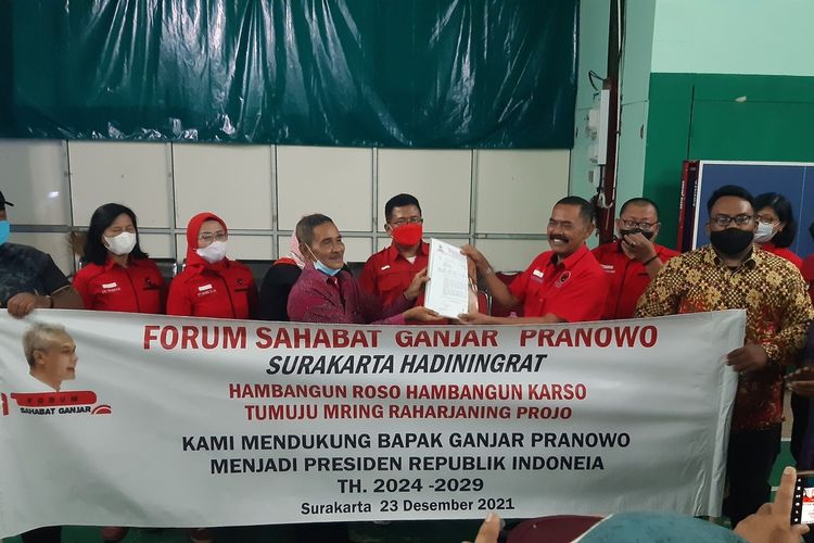 Ketua DPC PDIP Solo FX Hadi Rudyatmo menerima aspirasi dukungan Ganjar Pranowo maju Pilpres 2024 dari Forum Sahabat Ganjar Pranowo di Kantor DPC PDIP Solo, Kamis (23/12/2021) malam.