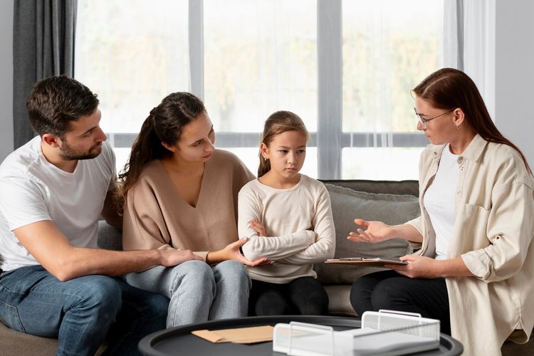 Orangtua terlalu membela anak di sekolah bisa berdampak jangka panjang. Psikolog ingatkan pentingnya mendengar, bukan langsung membela.
