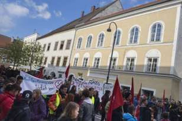 Pengunjuk rasa berkumpul di depan rumah kelahiran diktator Adolf Hitlerdi Kota Braunau Am Inn, Austria. Foto ini diambil para bulan April 2015.