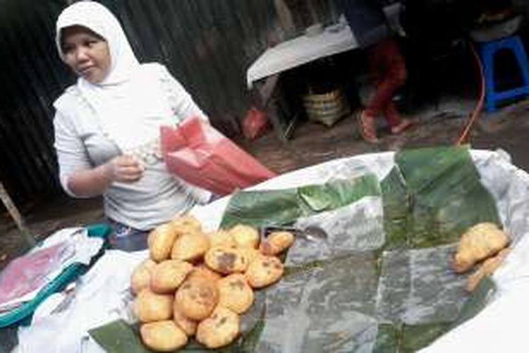 Ini Idah, perempuan suku Melayu yang sudah puluhan tahun menjual cakwe dan satu-satunya di Kota Binjai. 