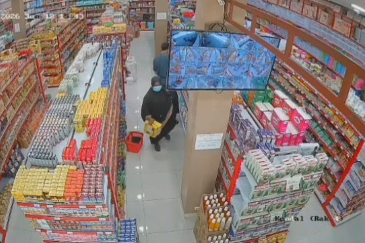 Viral, Aksi Ibu dan 2 Pemuda Terekam CCTV Berkomplot Curi Susu di Minimarket di Ngawi