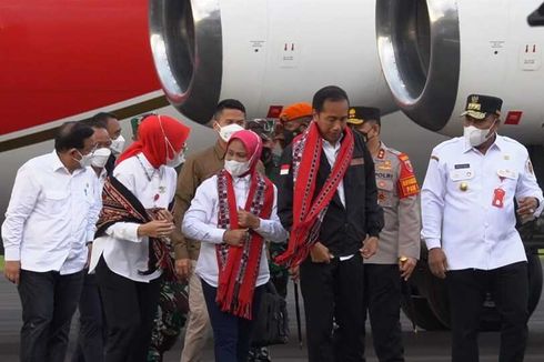 Tiba di Saumlaki, Presiden Jokowi dan Iriana Dikalungi Kain Tenun Khas Tanimbar