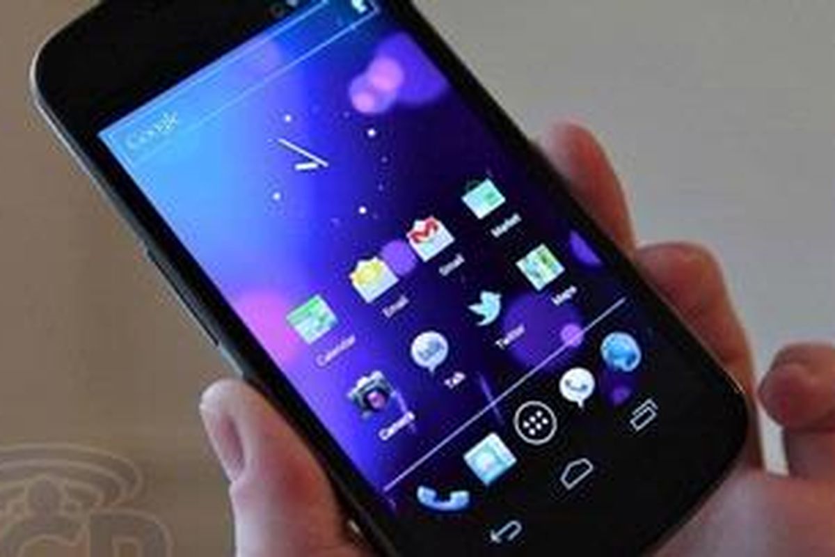 Samsung Galaxy Nexus, smartphone pertama yang menggunakan sistem operasi Android 4.0 Ice Cream Sandwich