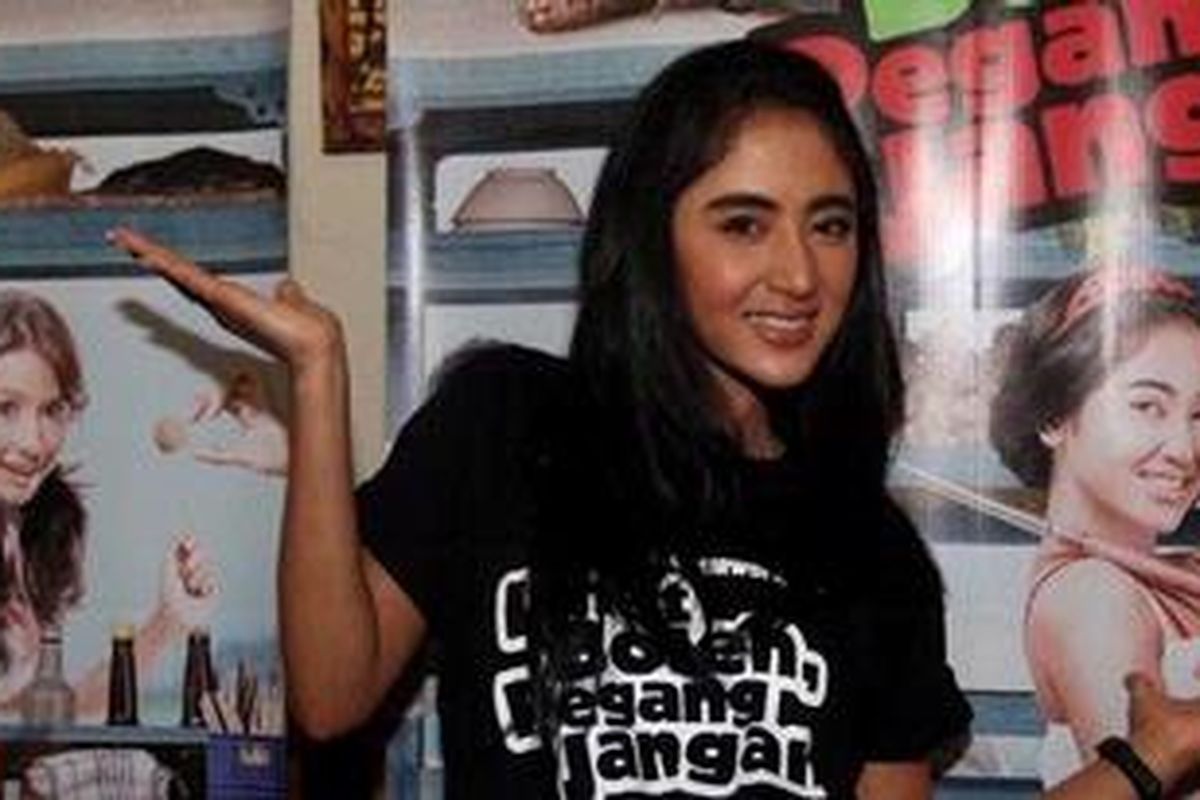 Dewi Perssik dalam acara peluncuran film terbarunya, Lihat Boleh, Pegang Jangan, di Jakarta, Kamis (26/8/2010).