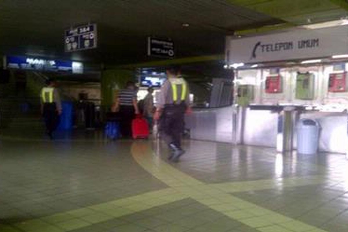 Anggota polisi tampak berpatroli di stasiun Gambir Jakarta, Selasa (30/8/2011)