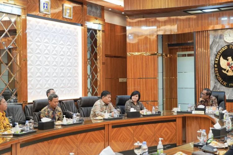 Menteri Koordinator Bidang Politik, Hukum, dan Keamanan (Menko Polhukam) Mahfud MD menerima kedatangan sembilan Komisioner Komisi Nasional Hak Asasi Manusia (Komnas HAM) yang baru di Kantor Kemenko Polhukam, Jakarta, Kamis (17/11/2022).