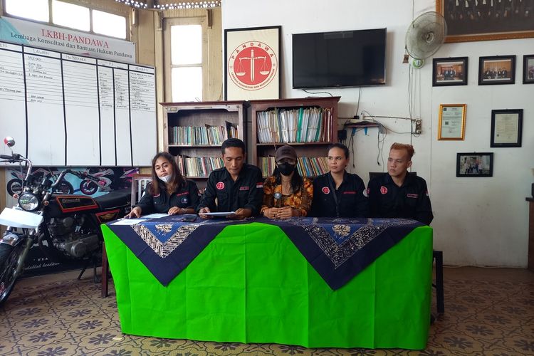 Tim kuasa hukum bersama korban (batik) saat konferensi pers di kantor LKBH Pandawa, Kota Yogyakarta, Kamis (7/7/2022)