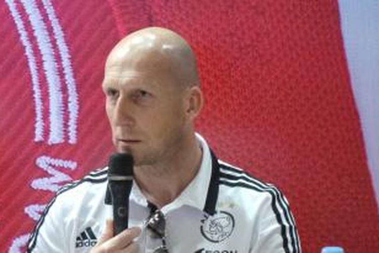 Mantan kiper Ajax Amsterdam, Jaap Stam, saat jumpa pers dengan media di Adidas Store, Grand Indonesia, Jakarta, Selasa (13/5/2014).