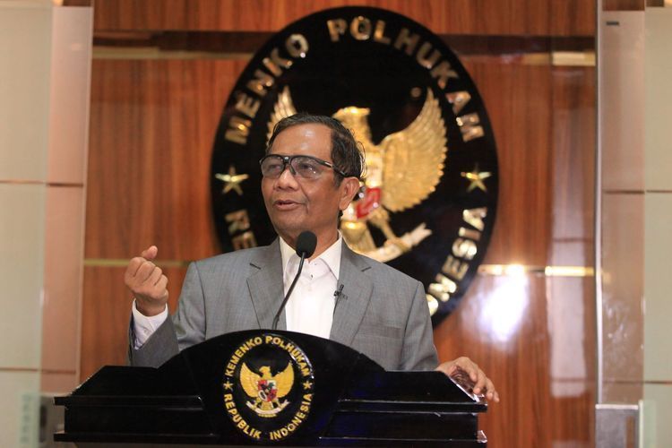 Menko Polhukam Mahfud MD memberikan keterangan kepada wartawan terkait pernyataan Kapolri terhadap penuntasan kasus kematian Brigadir Joshua di Kantor Kemenko Polhukam di Jakarta, Selasa (9/8/2022). Terkini, Mahfud MD ditunjuk untuk memimpin Tim Gabungan Independen Pencari Fakta (TGIPF) Tragedi Kanjuruhan.