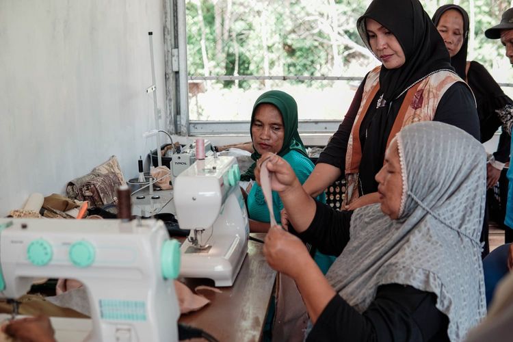 Pelatihan ecoprint dan literasi keuangan pada ibu rumah tangga pelaku UMKM di Belitung, Kamis (21/9/2023).