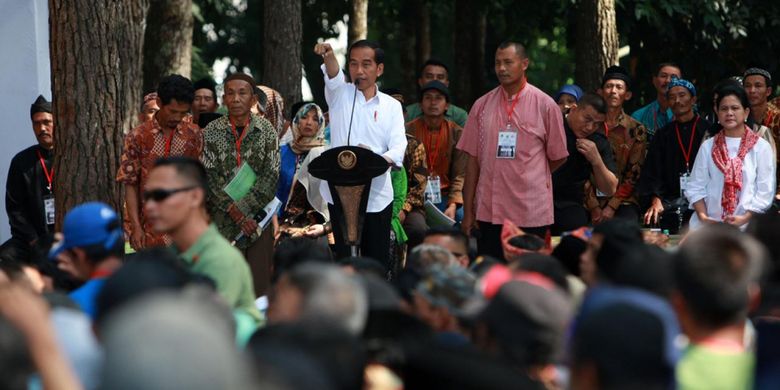 Presiden Joko Widodo saat menyerahkan Surat Keputusan Perhutanan Sosial di Kabupaten Cianjur, Jawa Barat, Jumat (8/2/2019).