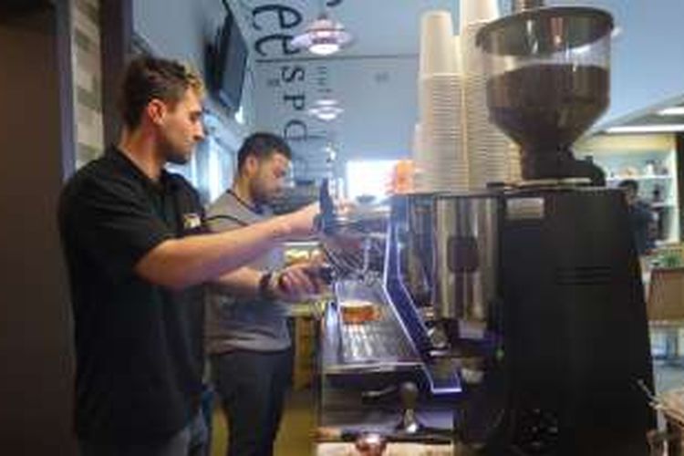 Para pegawai kedai kopi di Bean Roasters! By Cosmorex Coffee di Canberra, ACT, Australia.