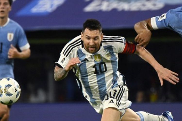 Bek Uruguay, Ronald Araujo, melakukan pelanggaran kepada penyerang Argentina, Lionel Messi, dalam Kualifikasi Piala Dunia 2026 Zona Amerika Selatan di Stadion La Bombonera pada 16 November 2023. (Photo by Luis ROBAYO / AFP)