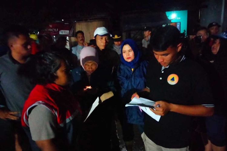 Tim BPBD melakukan evakuasi dan asesmen akibat bencana banjir di Kabupaten Kepahiang, Provinsi Bengkulu, Senin (24/10/2022).