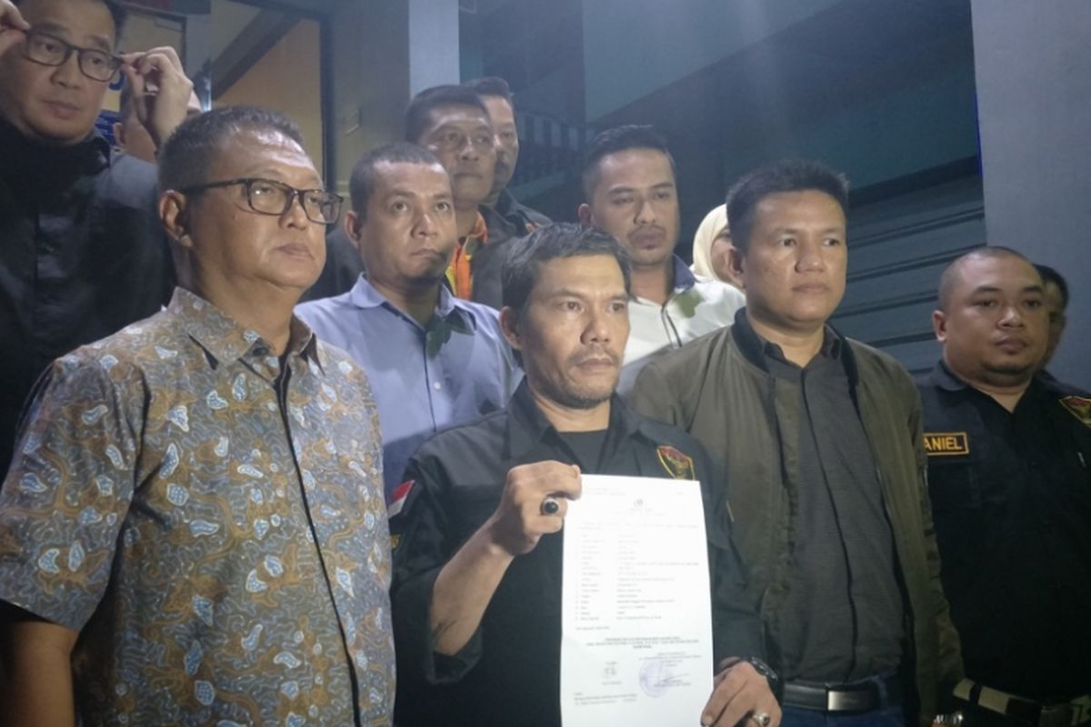 Anggota perwakilan komunitas Hasta Mahardi Soehartonesia melaporkan Wakil Sekretaris Jenderal PDI-P Ahmad Basarah ke Polda Metro Jaya, Senin (3/12/2018) malam karena dinilai telah menghina Soeharto.