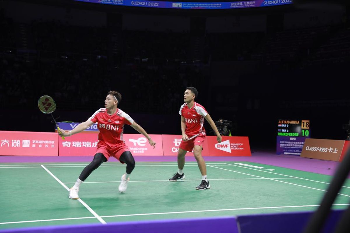 Pasangan ganda putra Indonesia Fajar Alfian/Muhammad Rian Ardianto saat melawan utusan Thailand Supak Jomkoh/Kittinupong Kedren pada laga terakhir Grup B Piala Sudirman 2023 di di Lapangan 1 Suzhou Olympic Sports Centre, Suzhou, pada Kamis (18/5/2023) siang WIB.