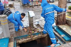 Jalan Kemang Raya Sempat Banjir, Petugas SDA Keruk Sampah yang Tersangkut di Saluran Air