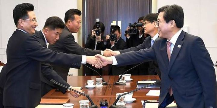 Delegasi Korea Selatanj, Jeon Choong-ryul (kanan) bertemu delegasi Korea Utara dipimpin Wong Kil U (kiri).
