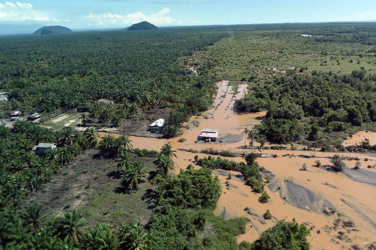 Foto udara kondisi pascabanjir bandang melalui Helikopter Caracal Skadron Udara 8 Lanud Atang Sendjaja di daerah terisolir akibat bencana di Nagari Tiku V Jorong, Agam, Sumatera Barat, Senin (1/12/2025). TNI-AU melalui Lanud Sutan Sjahrir Padang mendistribusikan 4.500 kilogram logistik untuk korban banjir bandang di Maligi, Pasaman Barat, Sungai Pua Palembayan dan Tiku V Jorong di Agam. ANTARA FOTO/Iggoy el Fitra/YU