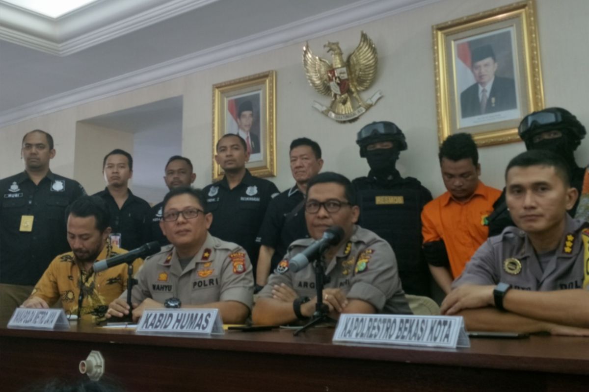 HS, pelaku pembunuhan keluarga Diperum Nainggolan di Bekasi saat dihadirkan di hadapan media, Jumat (16/11/2018).