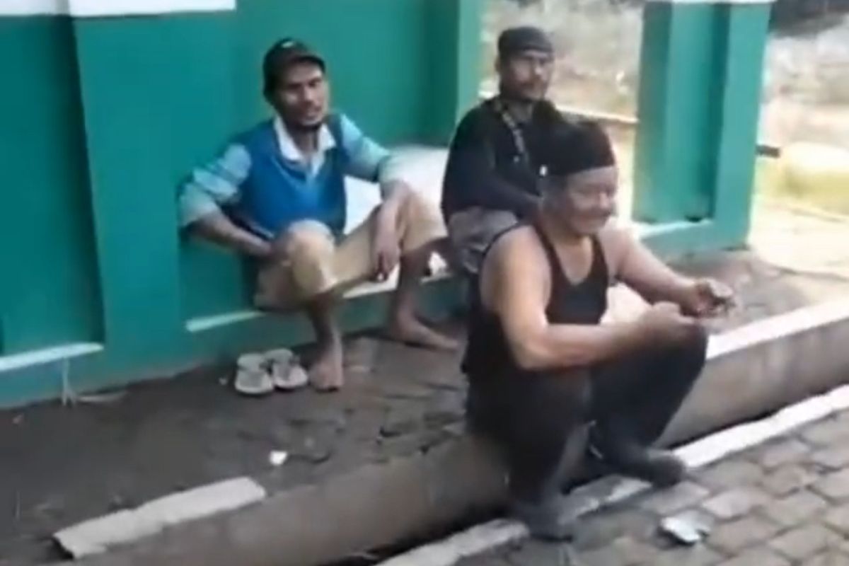 Tiga kuli dipaksa berhenti bekerja membangun pelebaran SDN 02 Telaga Murni, Cikarang Barat, Kabupaten Bekasi, oleh oknum Satpol PP Kota Bekasi sekaligus Ketua RW 13 Desa Telaga Murni berinisial CS.