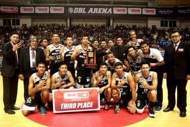 Tim basket Dell Aspac Jakarta berserta tim pelatih, berpose usai menerima penghargaan sebagai posisi tiga pada turnamen Pramusim National Basketball League (NBL) 2013, yang berlangsung di DBL Arena Surabaya, Minggu (29/9/2013).