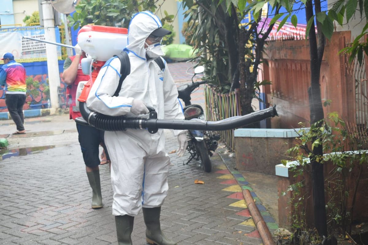 Penyemprotan disinfektan oleh PMI Kota Tangerang di Kelurahan Nambo Kota Tangerang, Jumat (10/1/2020)