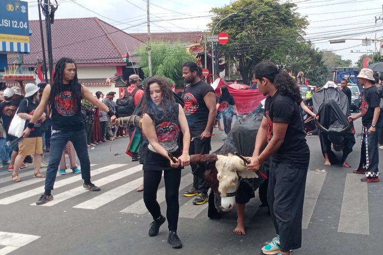 Beberapa warga asing ikut berpartisipasi dalam kesenian bantengan di sepanjang Jalan Panglima Sudirman, Kota Batu, Jawa Timur pada Minggu (6/8/2023), siang.