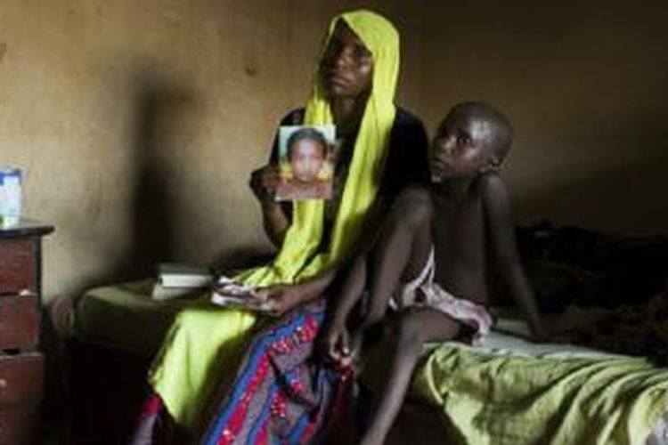 Salah satu ibu yang menjadi orang tua siswi sekolah yang diculik Boko Haram, April lalu.