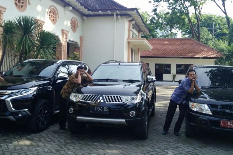 Tiga mobil dinas yang dipinjamkan Pemkot Surabaya ke PN Surabaya