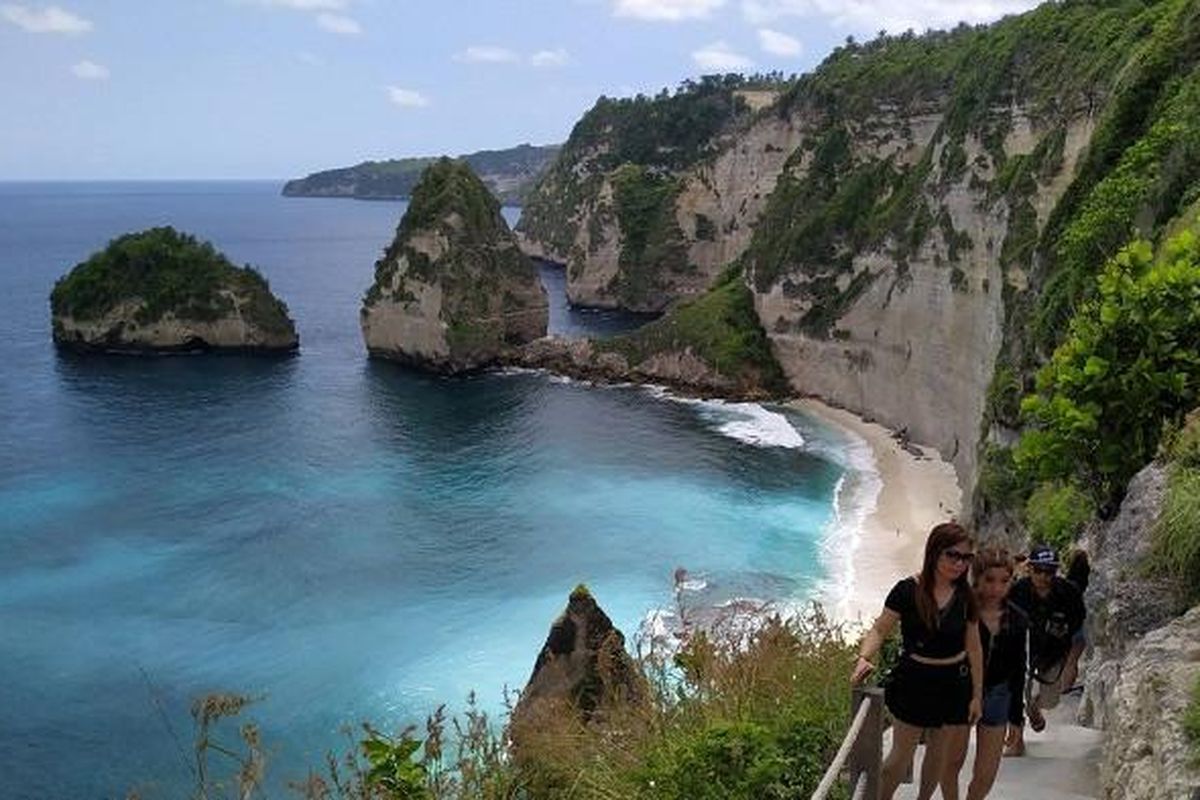 Wisatawan di Diamond Beach, Nusa Penida, Bali
