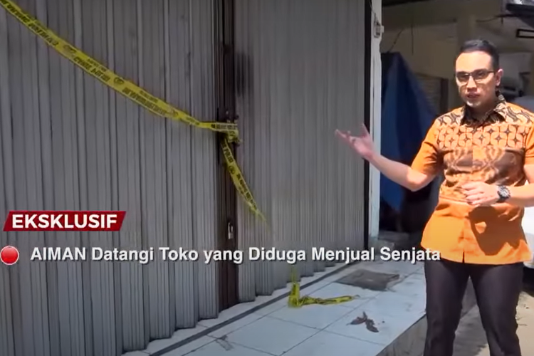 Aiman Witjaksono mendatangi sebuah ruko yang dipasang garis polisi di daerah Jagakarsa, Jakarta Selatan. Ruko tersebut diduga menjual senjata api ilegal.