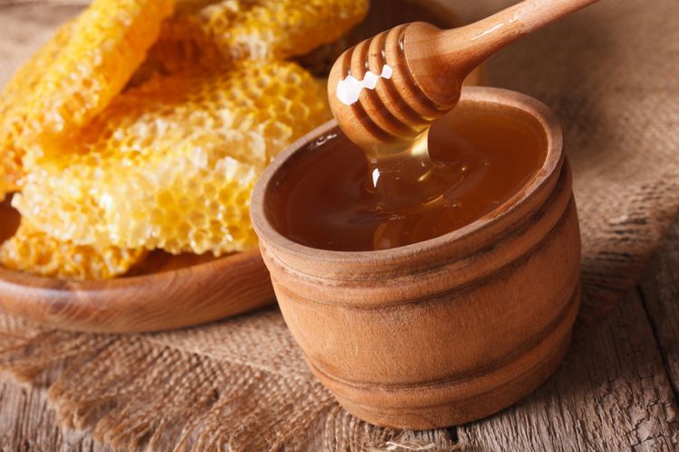 Ilustrasi madu. Madu memiliki banyak manfaat, salah satunya sebagai obat alami untuk mengatasi radang tenggorokan.  
