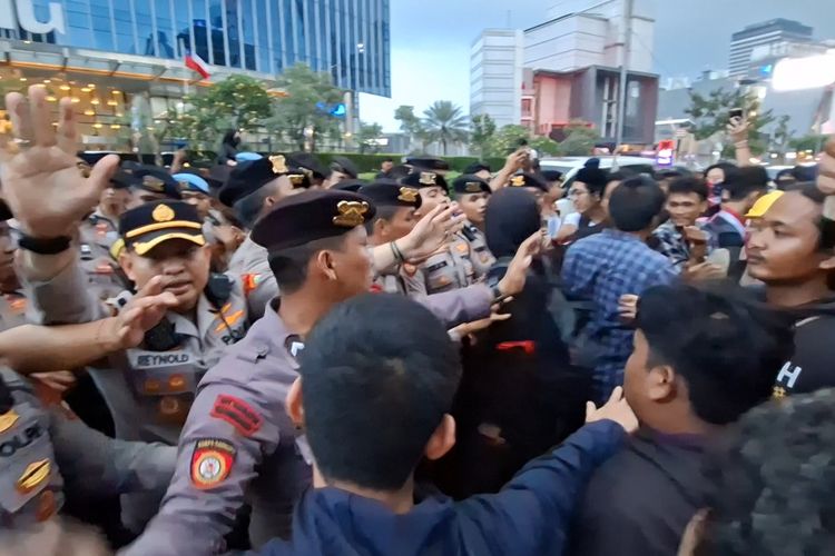 Kericuhan Demo Sudirman Dipicu Klaim Pemukulan, Massa Sempat Bakar Ban