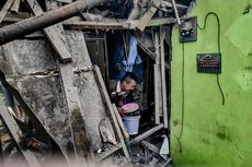 Rumah Tiba-tiba Runtuh Saat Hujan Deras, Sepasang Lansia di Bandung Barat Jadi Korban