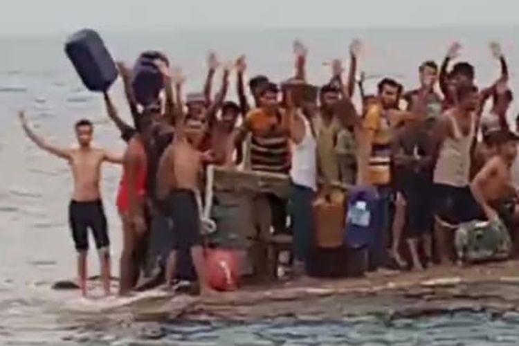 Sejumlah pengungsi Rohingya yang terombang-ambing di perairan Aceh Barat karena kapalnya terbalik, Rabu (20/3/2024).