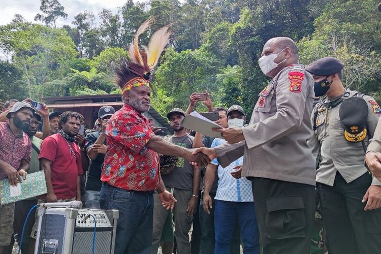 Kapolda Papua, Irjen Mathius D Fakhiri menemui massa pendukung pasangan calon kepala daerah Yalimo, Erdi Dabi-Jhon Wilil, yang masih memalang jalan di Distrik Elelim, Kabupaten Yalimo, Papua, Senin (5/7/2021)